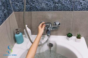 نحوه سرویس دوره‌ای شیر دوش حمام